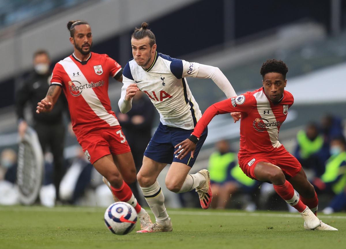 Soccer Football - Premier League - Tottenham Hotspur v Southampton - Tottenham Hotspur Stadium, London, Britain - April 21, 2021 Tottenham Hotspur's Gareth Bale in action with Southampton's Kyle Walker-Peters and  Theo Walcott Pool via REUTERS