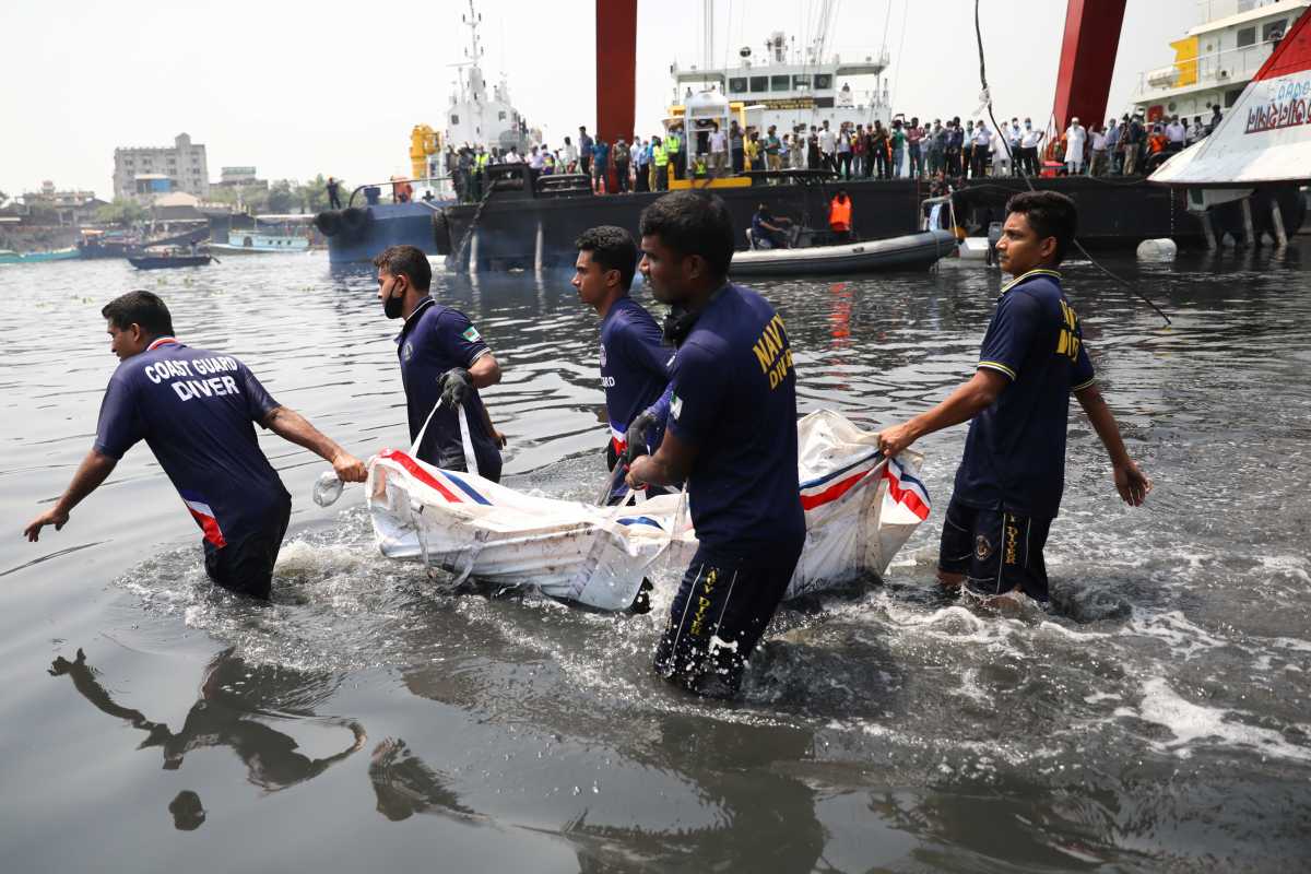 Μπανγκλαντές: Μεγαλώνει ο τραγικός απολογισμός από το ναυάγιο στον ποταμό Σιταλακσίγια (pics, vid)