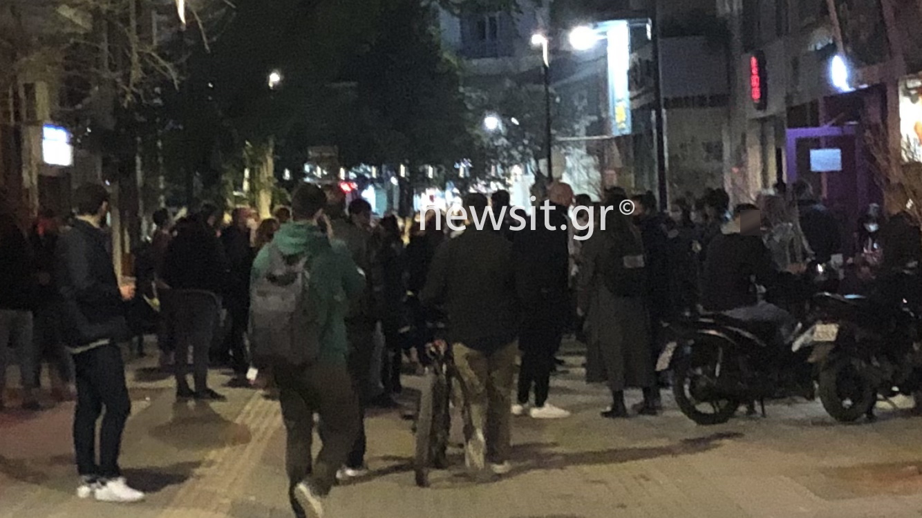 Μάσκα στο σαγόνι και ποτάκι στο πεζοδρόμιο της Θεσσαλονίκης σα να μην υπάρχει πανδημία