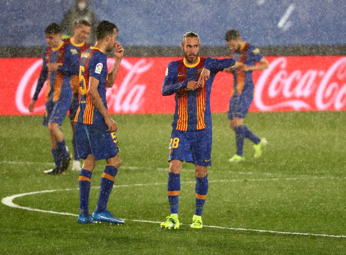 Soccer Football - La Liga Santander - Real Madrid v FC Barcelona - Estadio Alfredo Di Stefano, Madrid, Spain - April 10, 2021 Barcelona's Oscar Mingueza celebrates scoring their first goal with Sergio Busquets REUTERS