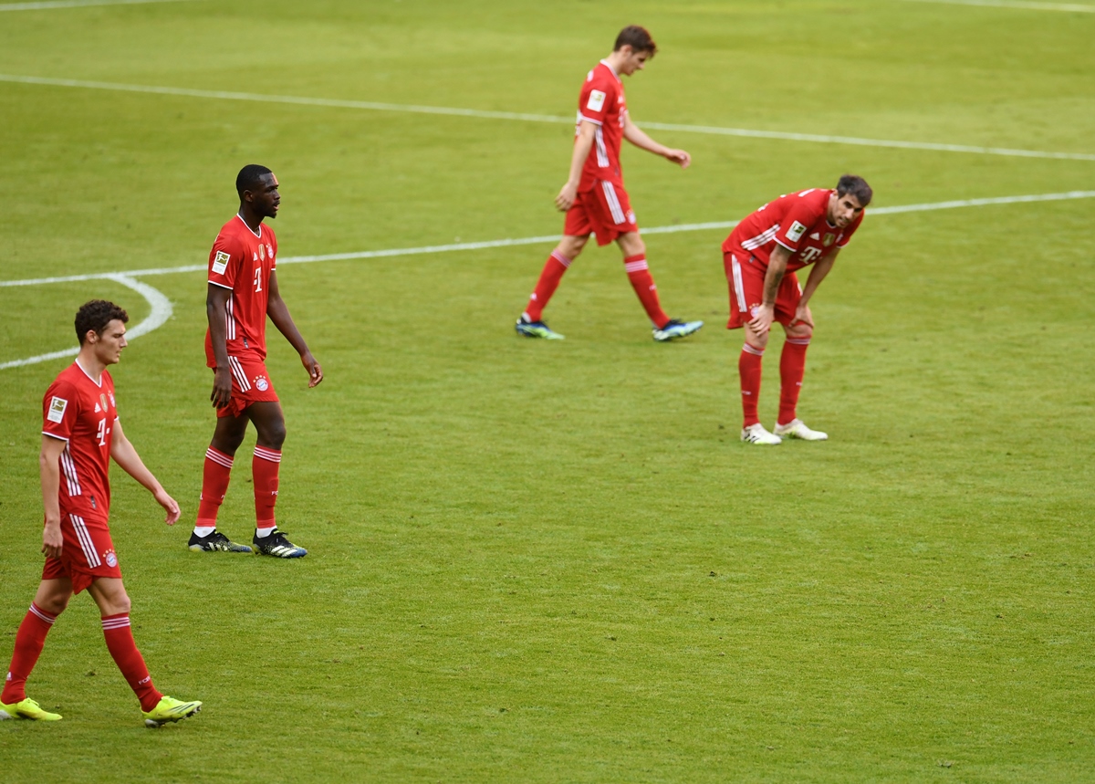 Soccer Football - Bundesliga - Bayern Munich v 1. FC Union Berlin - Allianz Arena, Munich, Germany - April 10, 2021 Bayern Munich players look dejected after 1. FC Union Berlin's Marcus Ingvartsen scored their first goal Pool via REUTERS