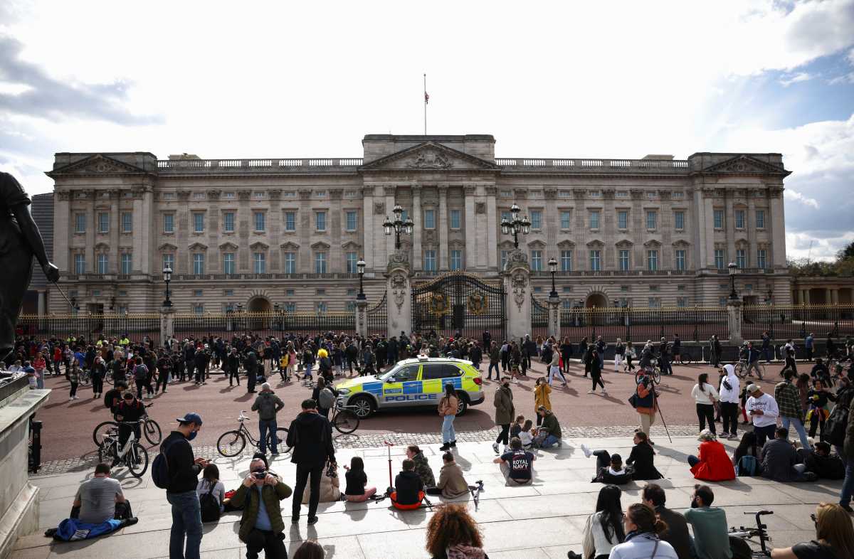 Πρίγκιπας Φίλιππος: Να μην συναθροίζονται έξω από τις βασιλικές κατοικίες καλεί τους πολίτες η κυβέρνηση (pics)