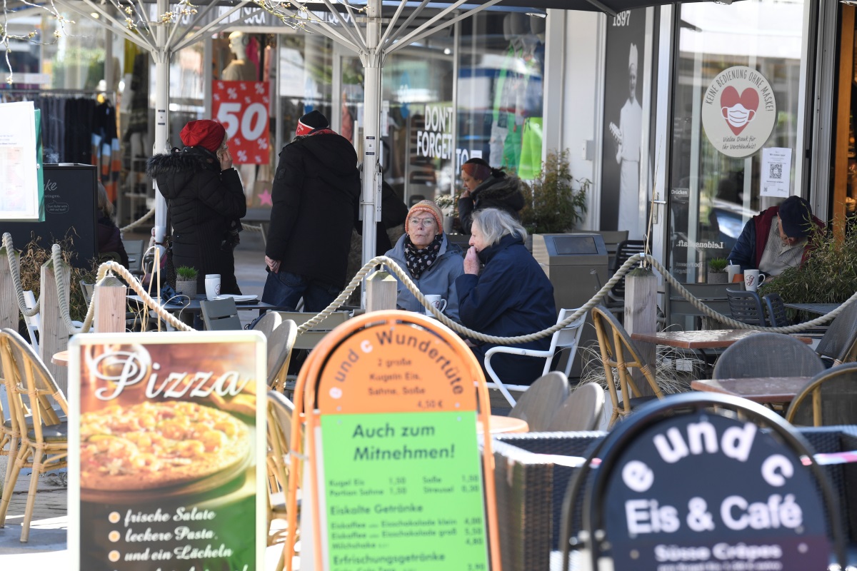 Γερμανία: Κορυφαίος επιστήμονας εναντίον Μέρκελ – «Πιο επικίνδυνος ο εγκλεισμός σε εσωτερικούς χώρους»