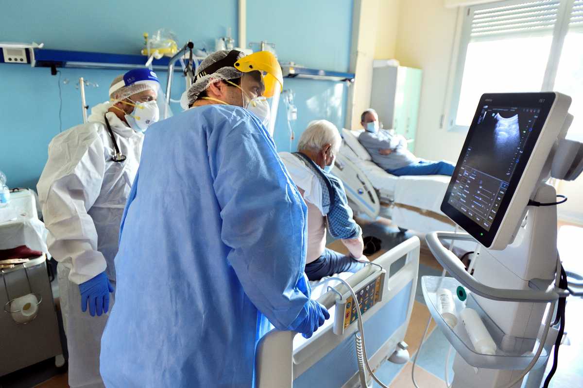 Γαλλία – κορονοϊός: Μηνιαίο επίδομα 100 ευρώ στους νοσηλευτές των ΜΕΘ