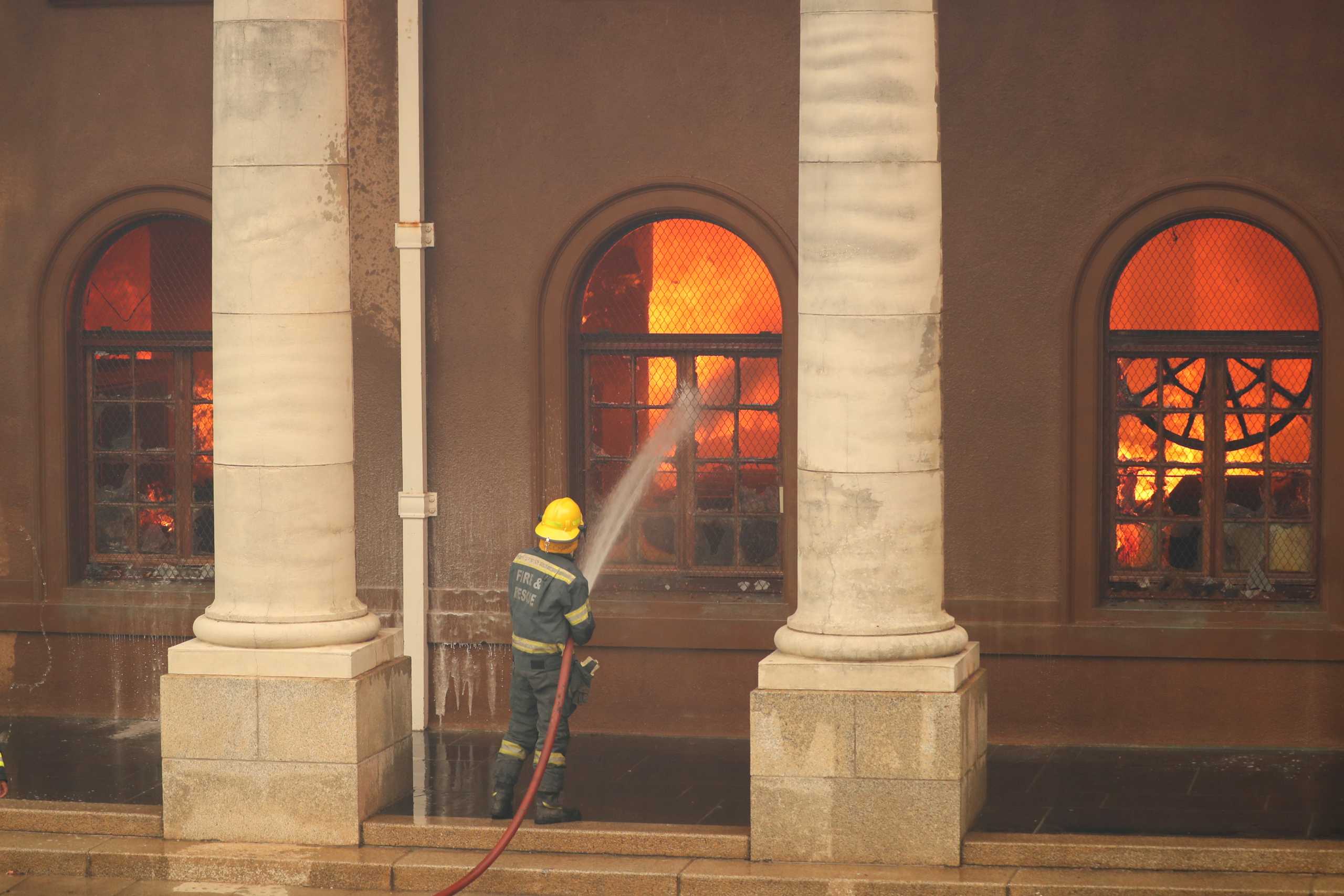 Νότια Αφρική: Μεγάλη φωτιά στο Κέιπ Τάουν – Στις φλόγες και το πανεπιστήμιο (pics, vid)