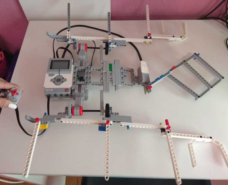 Ημαθία: Αυτό είναι το ρομπότ που έφτιαξαν μαθήτριες για να βοηθήσουν τις μητέρες τους (pics)