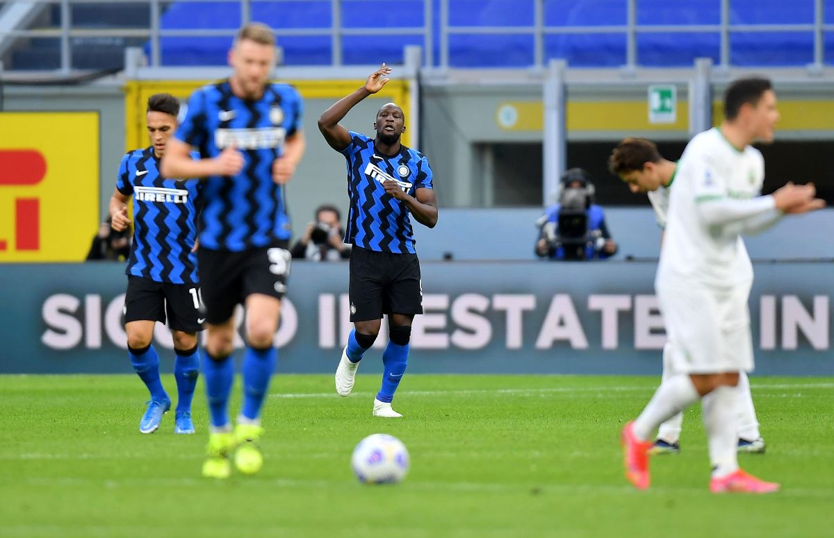 Soccer Football - Serie A - Inter Milan v U.S. Sassuolo - San Siro, Milan, Italy - April 7, 2021 Inter Milan's  Romelu Lukaku celebrates scoring their first goal with teammates REUTERS