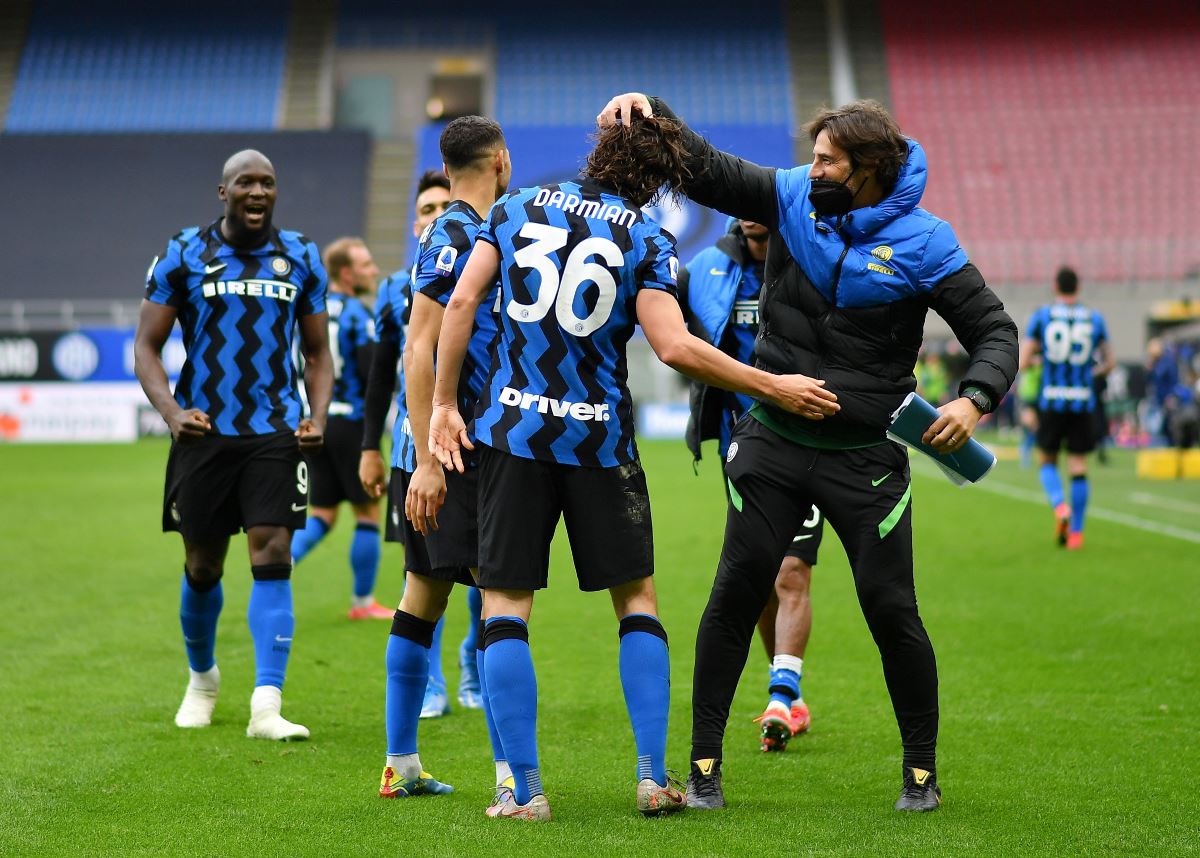 Soccer Football - Serie A - Inter Milan v Cagliari - San Siro, Milan, Italy - April 11, 2021 Inter Milan's Matteo Darmian celebrates scoring their first goal with teammates REUTERS