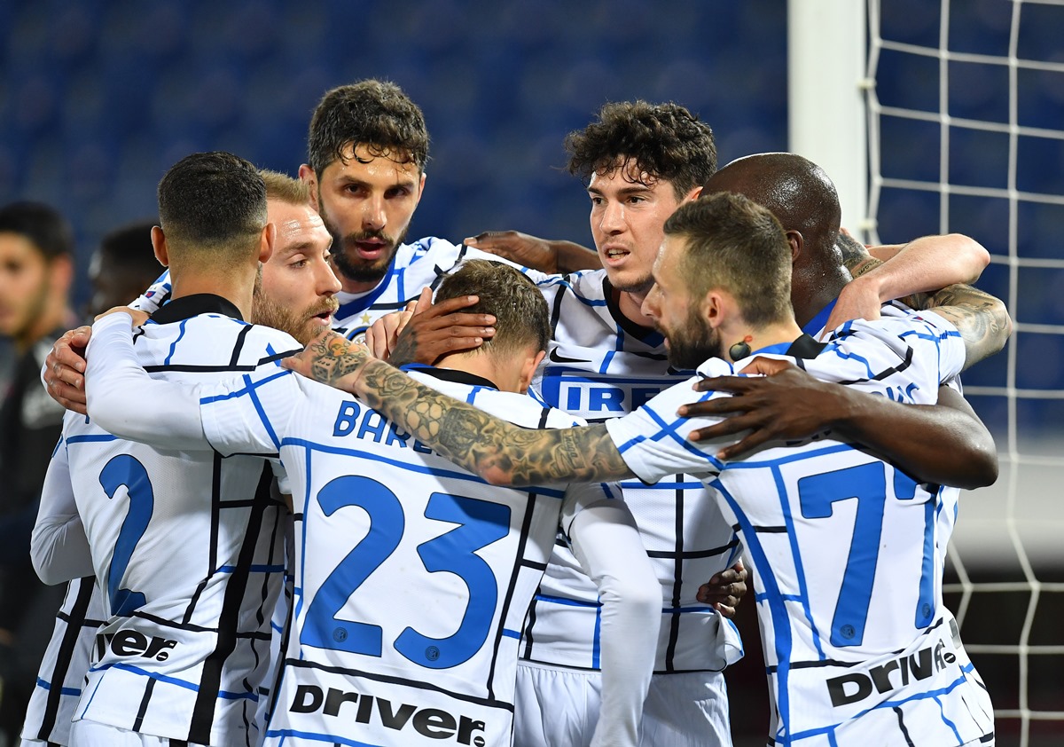Soccer Football - Serie A - Bologna v Inter Milan - Stadio Renato Dall'Ara, Bologna, Italy - April 3, 2021 Inter Milan's Romelu Lukaku celebrates scoring their first goal with teammates REUTERS