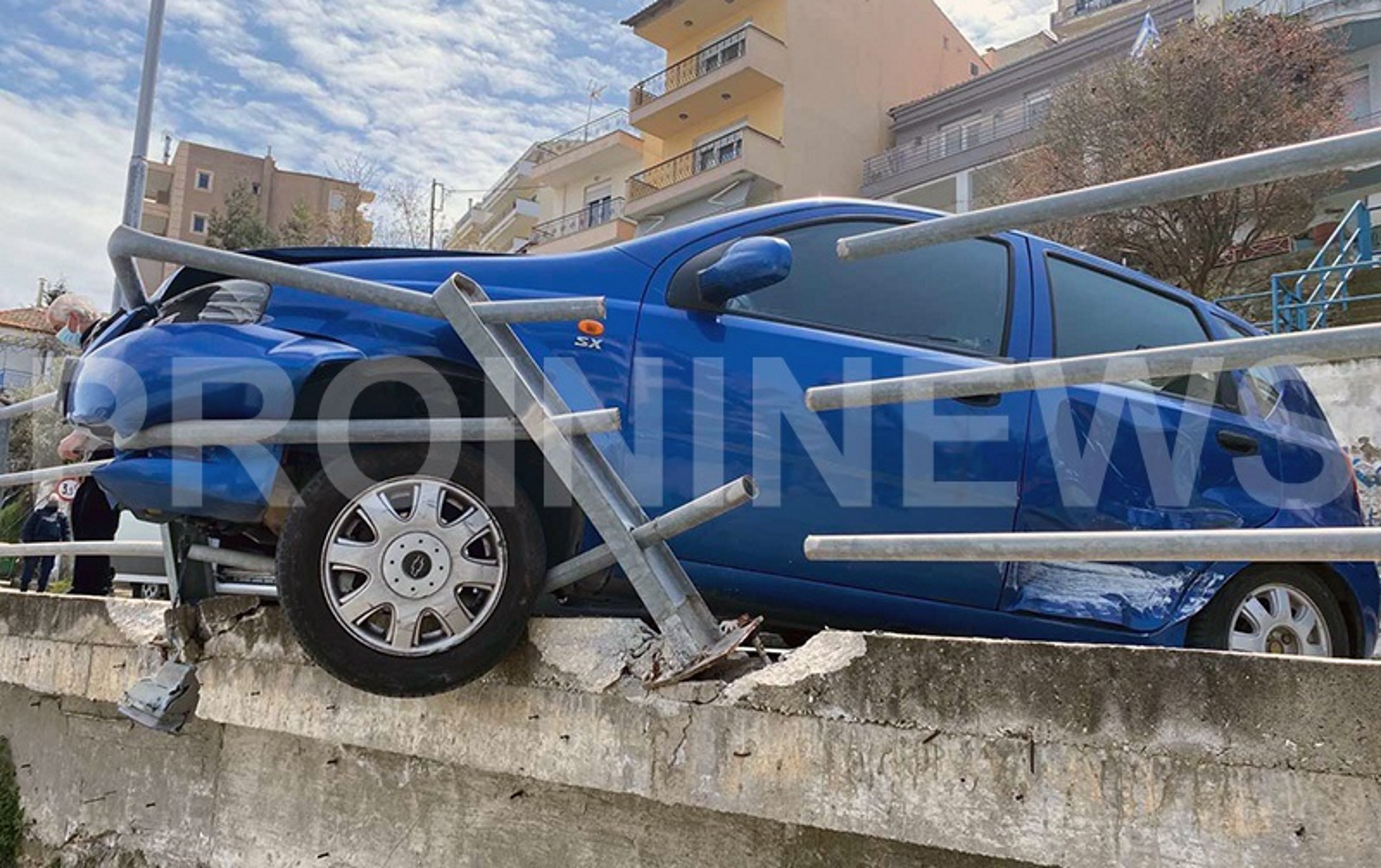 Καβάλα: Αυτοκίνητο κρέμεται στην άκρη γέφυρας – Φωτογραφίες που σοκάρουν