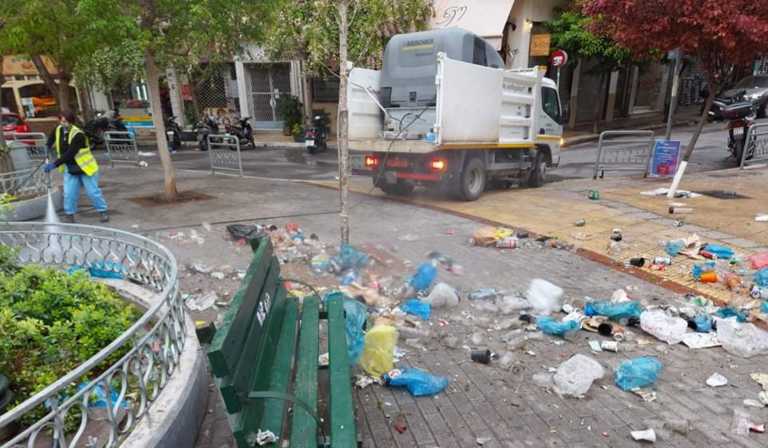 Κυψέλη: Έλαμψε πάλι – Μαζεύτηκαν 50 σακούλες  σκουπιδιών, «ενθύμια» του ξέφρενου κορονοπάρτι (pics)