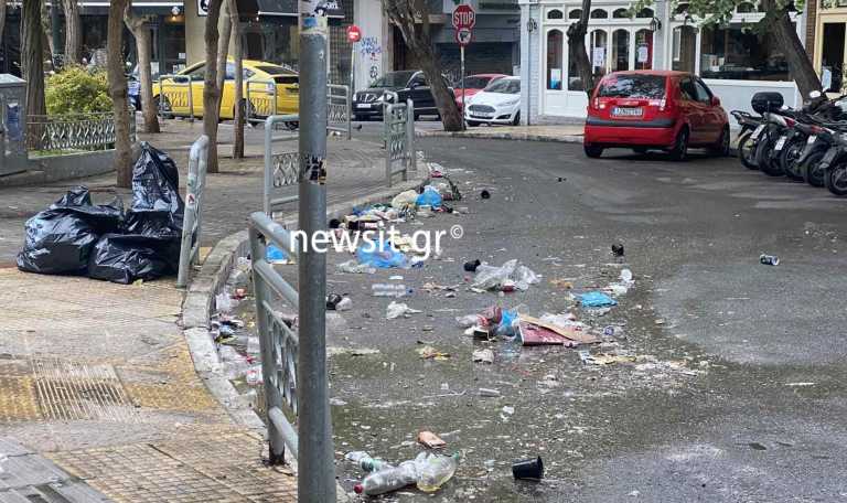 «Χωματερή» πάλι η Κυψέλη - Φωτογραφίες με τα απομεινάρια του νέου κορονοπάρτι - Σκουπίδια παντού