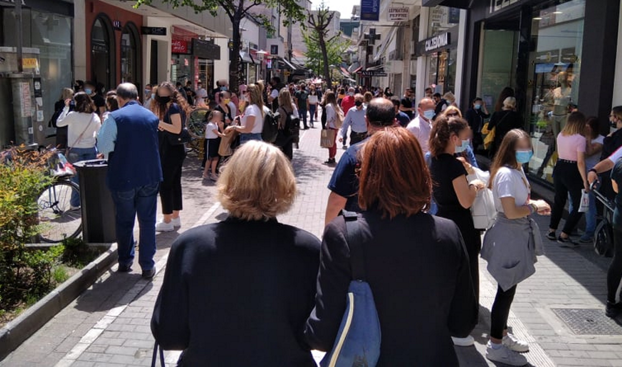 «Βούλιαξε» το κέντρο της Λάρισας – Ψώνια, βόλτα και καφές (pics)