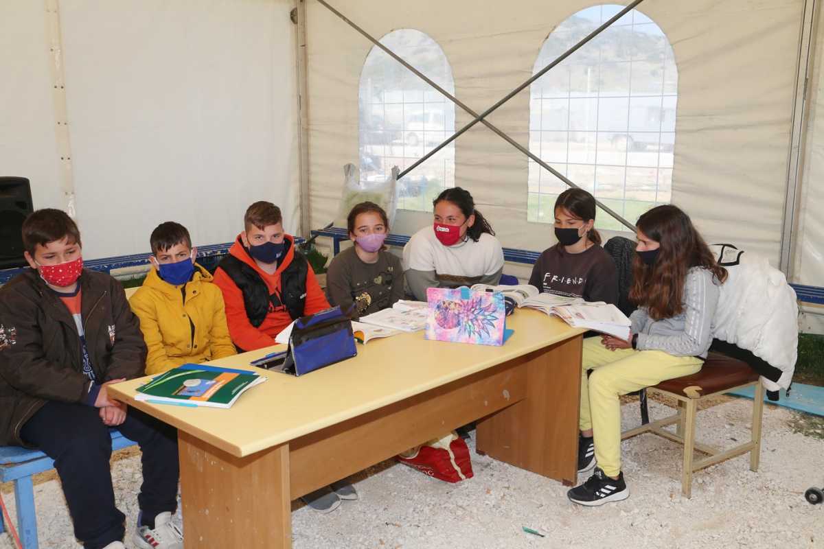 Μάθημα στη σκηνή – Συγκινούν οι σεισμόπληκτοι μαθητές της Θεσσαλίας (video)