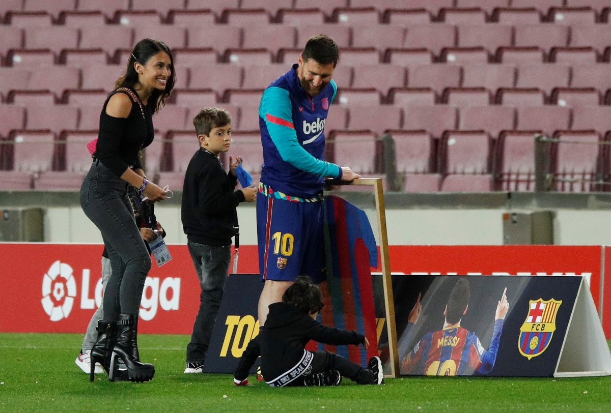 Soccer Football - La Liga Santander - FC Barcelona v Real Valladolid - Camp Nou, Barcelona, Spain - April 5, 2021 Barcelona's Lionel Messi with his wife Antonella Roccuzzo and sons before the match as he receives an award for the most matches with one team REUTERS