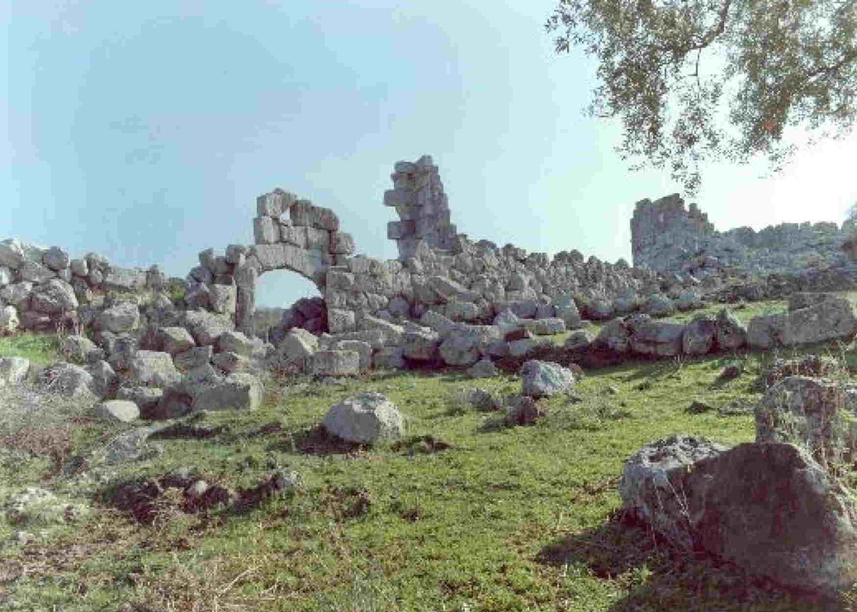 Πώς είναι σήμερα η άγνωστη αρχαία ελληνική πόλη με τον βασιλιά που δεν έπρεπε να τον δει ο ήλιος;