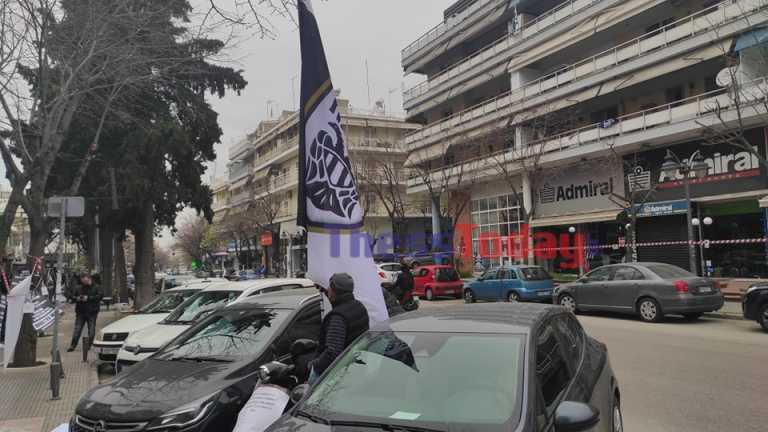 Θεσσαλονίκη: Η διαμαρτυρία οπαδού του ΠΑΟΚ που κεντρίζει τα βλέμματα στην Τούμπα