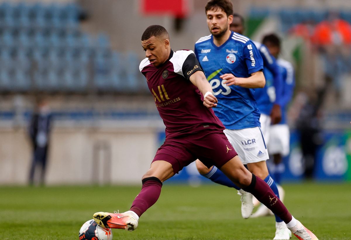 Soccer Football - Ligue 1 - RC Strasbourg v Paris St Germain - Stade de la Meinau, Strasbourg, France - April 10, 2021 Paris St Germain's Kylian Mbappe in action REUTERS