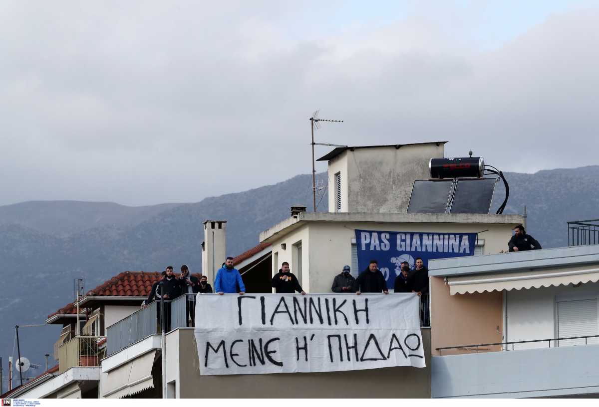ΠΑΣ Γιάννινα – Ολυμπιακός: Οπαδοί στις ταράτσες με πανό «τελεσίγραφο» σε Γιαννίκη (pics+video)