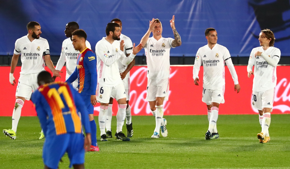 Soccer Football - La Liga Santander - Real Madrid v FC Barcelona - Estadio Alfredo Di Stefano, Madrid, Spain - April 10, 2021 Real Madrid's Toni Kroos celebrates scoring their second goal with teammates REUTERS