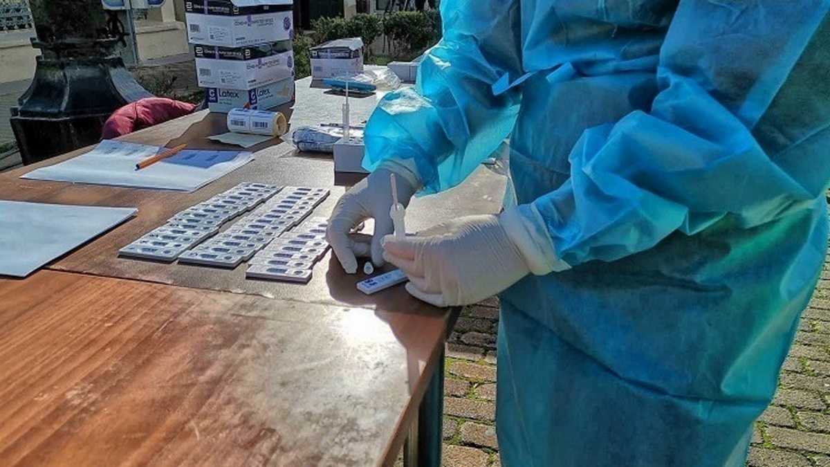 Τζανάκης: Έως 20.000 τα πραγματικά κρούσματα – Οργή για τους χειρισμούς για εμβόλιο της AstraZeneca