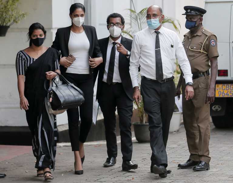 Σρι Λάνκα: Της φυλακής τα σίδερα δεν είναι για την καλλονή Mrs World παρά το μαλλιοτράβηγμα