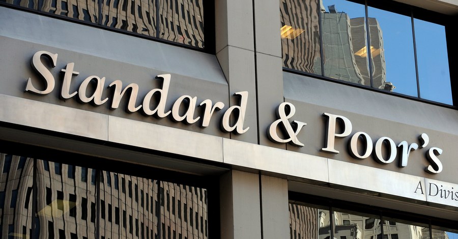 epa05887375 (FILE) - The offices of Standard and Poor's in New York, New York, USA, 28 April 2010 (reissued 04 April 2017). Standard and Poor's on 03 April 2017 downgraded South Africa's sovereign credit rating to BB+, after President Zuma had re-shuffled the country's cabinet by sacking Finance Minister Pravin Gordhan on 31 March.  EPA