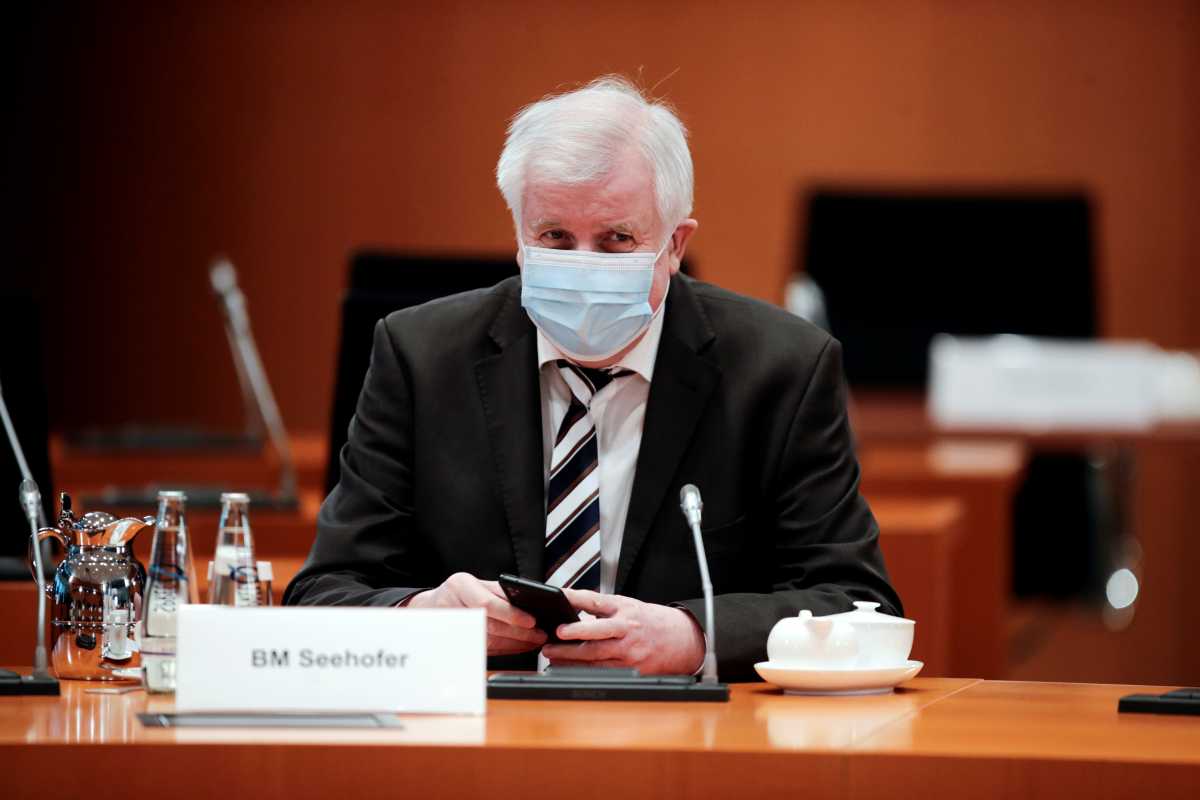 Γερμανία: Ο υπουργός Εσωτερικών αρνείται να κάνει το εμβόλιο της AstraZeneca