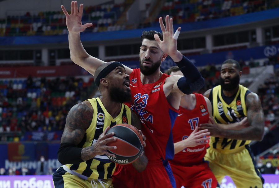 epa09150759 Tornike Shengelia (C) of CSKA Moscow in action against Lorenzo Brown (L) of Fenerbahce Beko Istanbul during the Euroleague Basketball match between CSKA Moscow and Fenerbahce Beko Istanbul in Moscow, Russia, 21 April 2021.  EPA