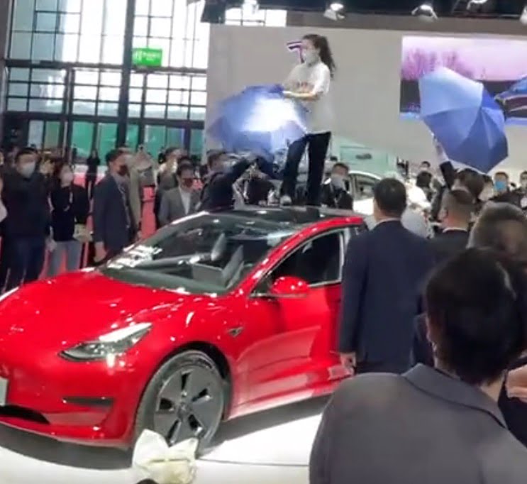 Εξαγριωμένη ιδιοκτήτρια Tesla προκάλεσε χάος στην έκθεση αυτοκινήτου της Σαγκάης (video)