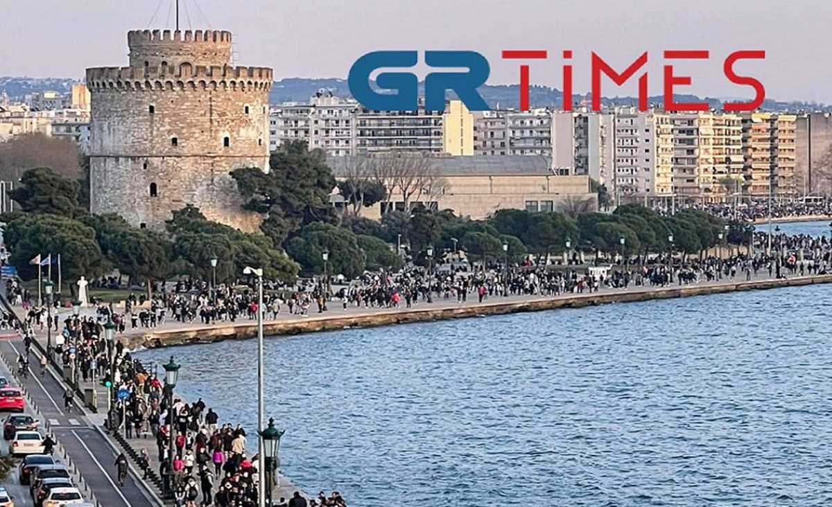 Θεσσαλονίκη: Η «λαοθάλασσα» έφερε τόνους σκουπιδιών στην παραλία