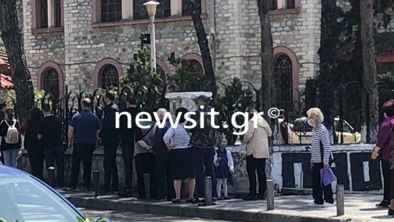 Μεγάλη Παρασκευή - Θεσσαλονίκη: «Ουρές» πιστών στις εκκλησίες - Προσκυνούν ευλαβικά τους Επιταφίους (pics)