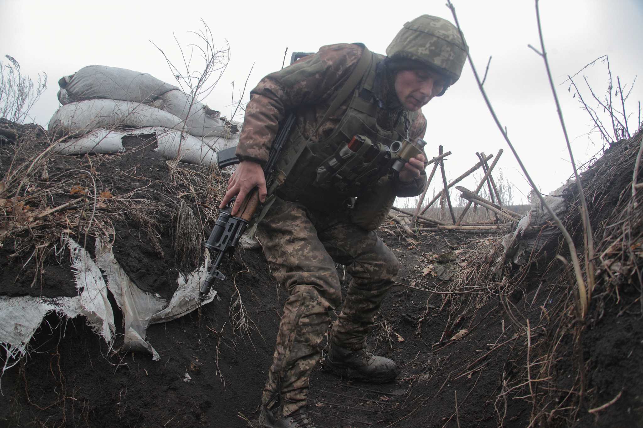 Нападение на россию сегодня. Украинские солдаты в окопах. Российские войска на Украине 2021.