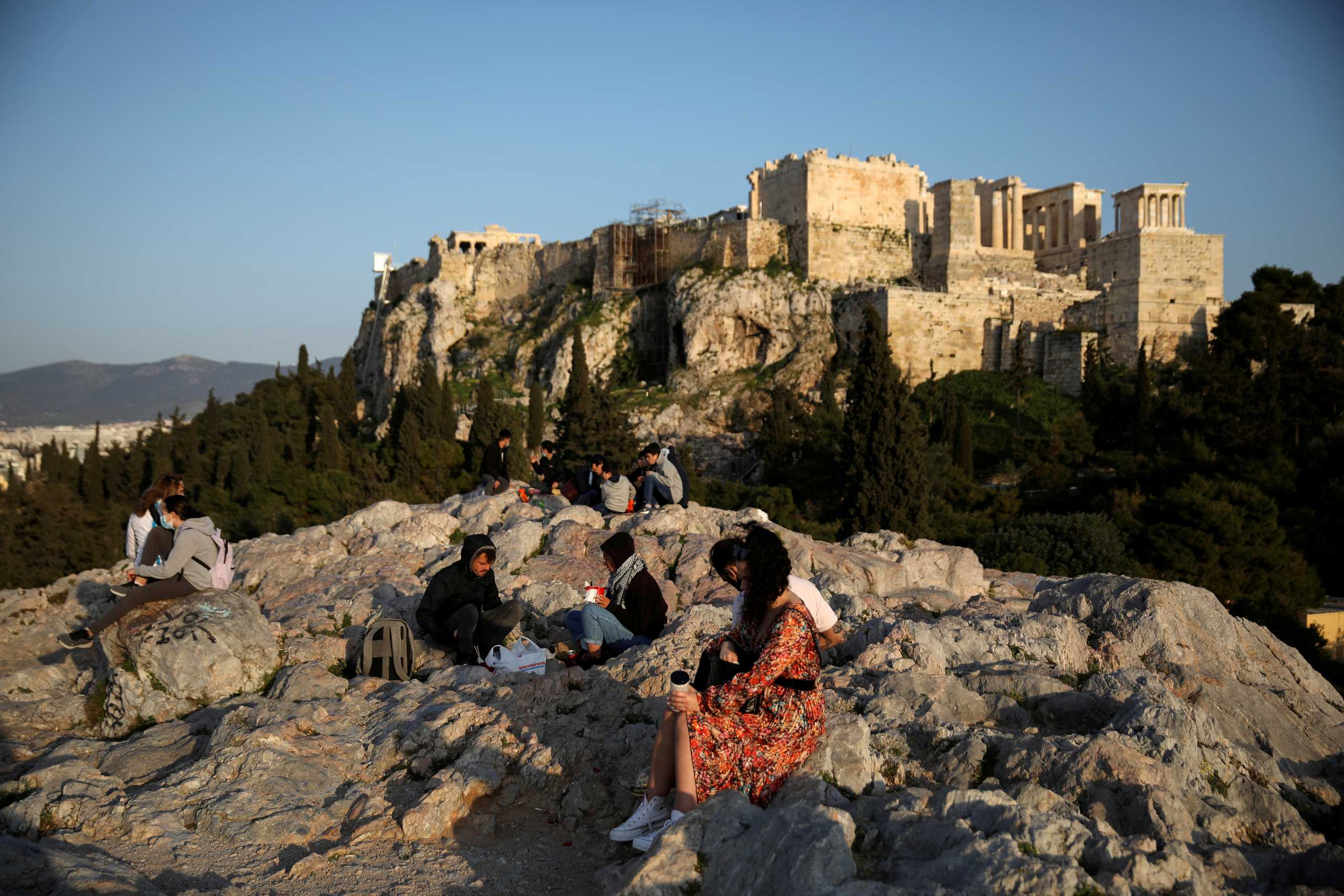 Νεκρή η γυναίκα που έπεσε από την Ακρόπολη