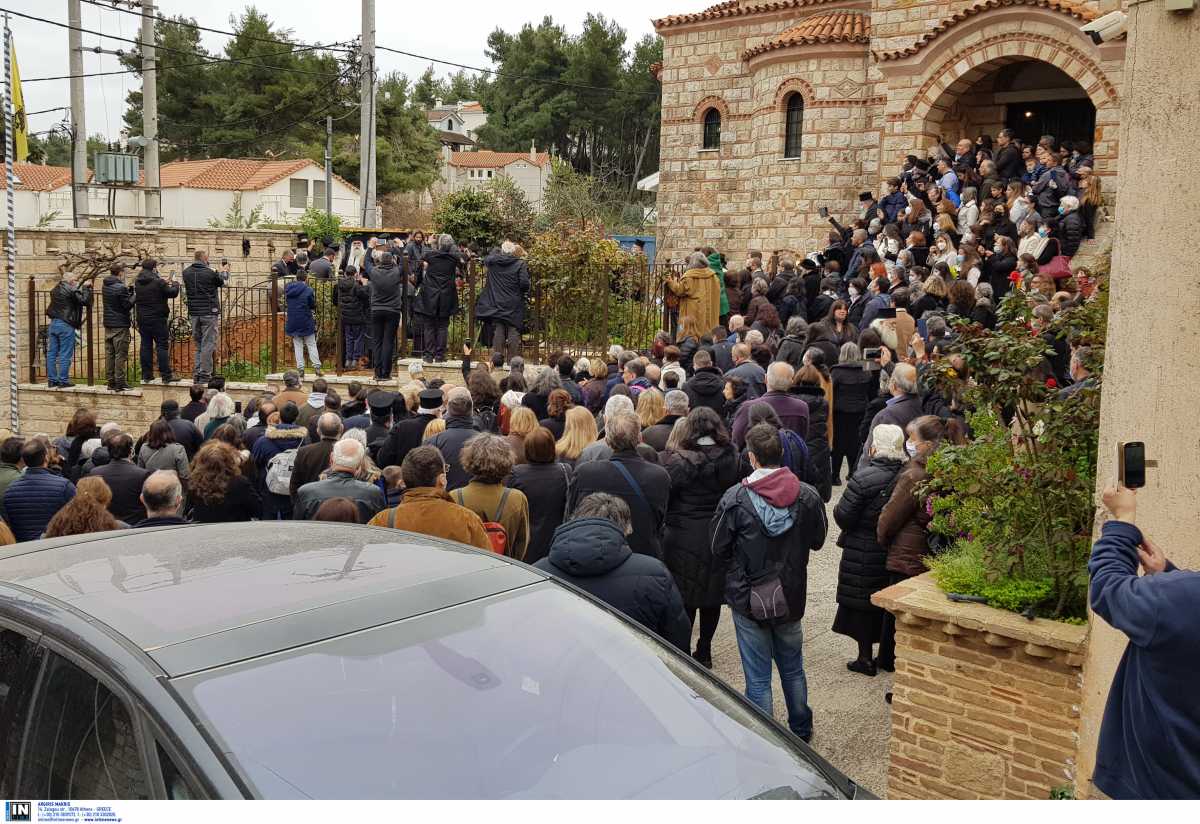 Συνωστισμός σε κηδεία Αρχιμανδρίτη στον Άγιο Στέφανο – Κουβαλούσαν το φέρετρο χωρίς μάσκες