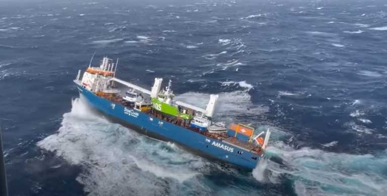 Συναγερμός στη Νορβηγία για ακυβέρνητο φορτηγό πλοίο: Καρέ-καρέ η επιχείρηση διάσωσης του πληρώματος (vid)