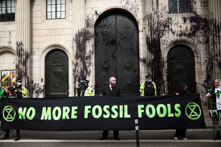 Ακτιβιστές για το κλίμα πέταξαν μαύρη μπογιά στο κτίριο της Τράπεζας της Αγγλίας (pics)