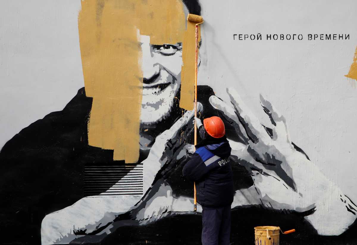 Ναβάλνι: Οι αρχές εξαφάνισαν γκράφιτι με το πρόσωπό του στην Αγία Πετρούπολη
