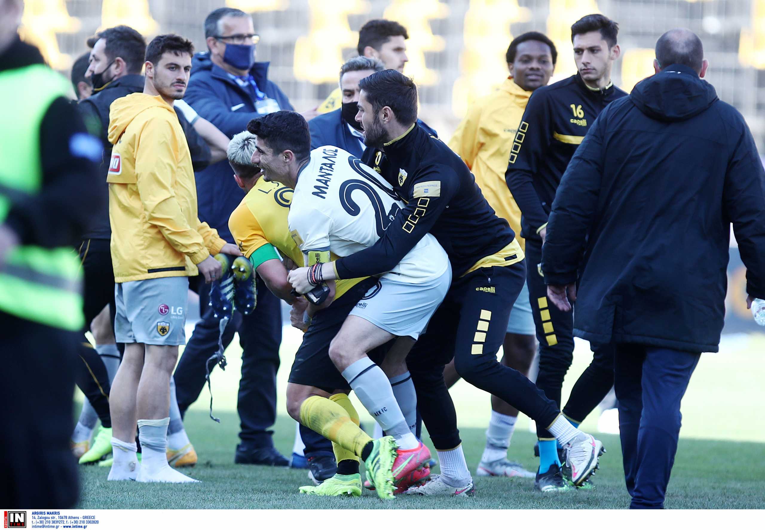 Άρης – ΑΕΚ: Ένταση στο τέλος του αγώνα (pics)