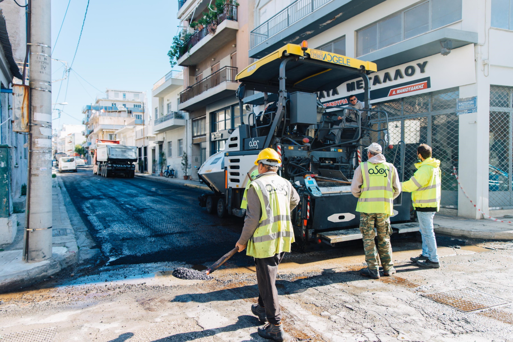 Αθήνα: Λακκούβες τέλος – «Χαλί» 78 δρόμοι – Φωτογραφίες από την ασφαλτόστρωση