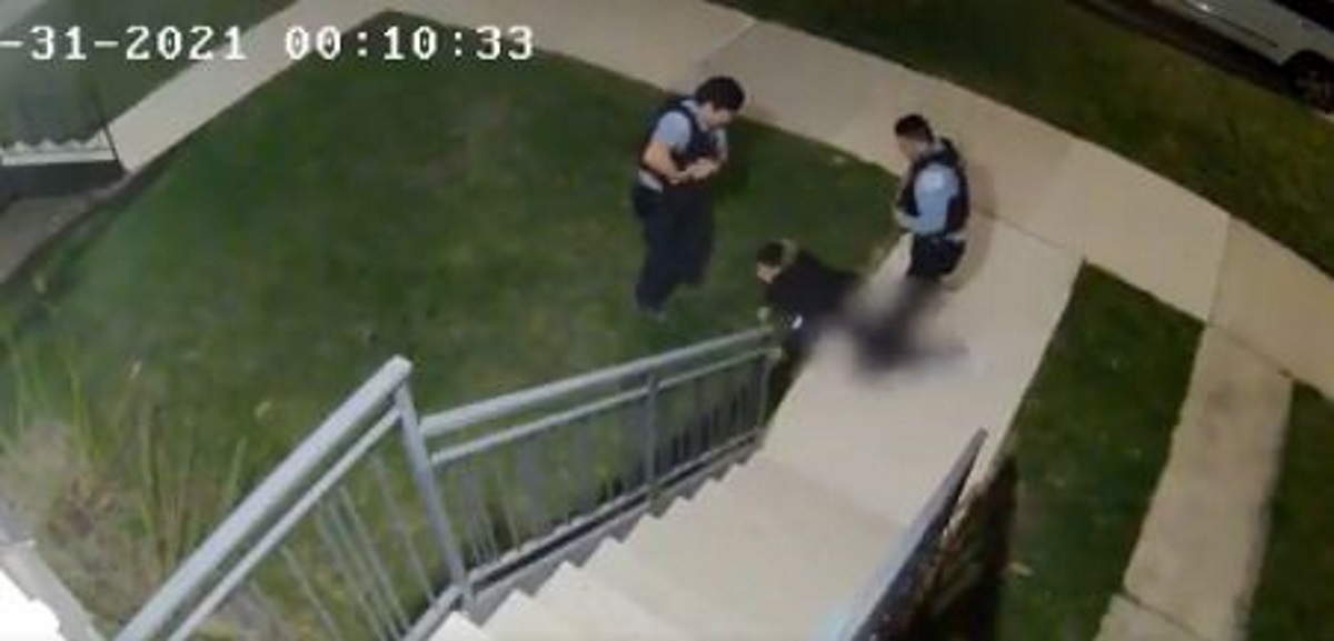 Νέο βίντεο σοκ: Αστυνομικοί στο Σικάγο καταδιώκουν και πυροβολούν 22χρονο (vid)