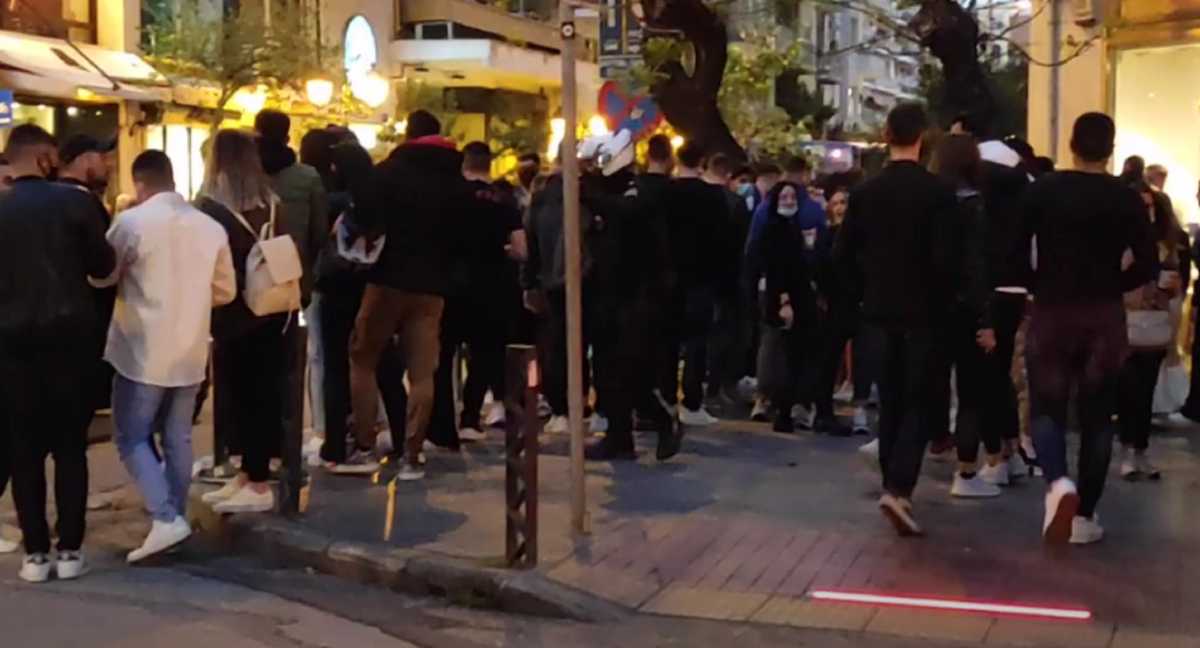 Θεσσαλονίκη: Η στιγμή που αστυνομικός ζητάει από νεαρούς να τηρούν τις αποστάσεις – Η αντίδραση στην κάμερα (video)