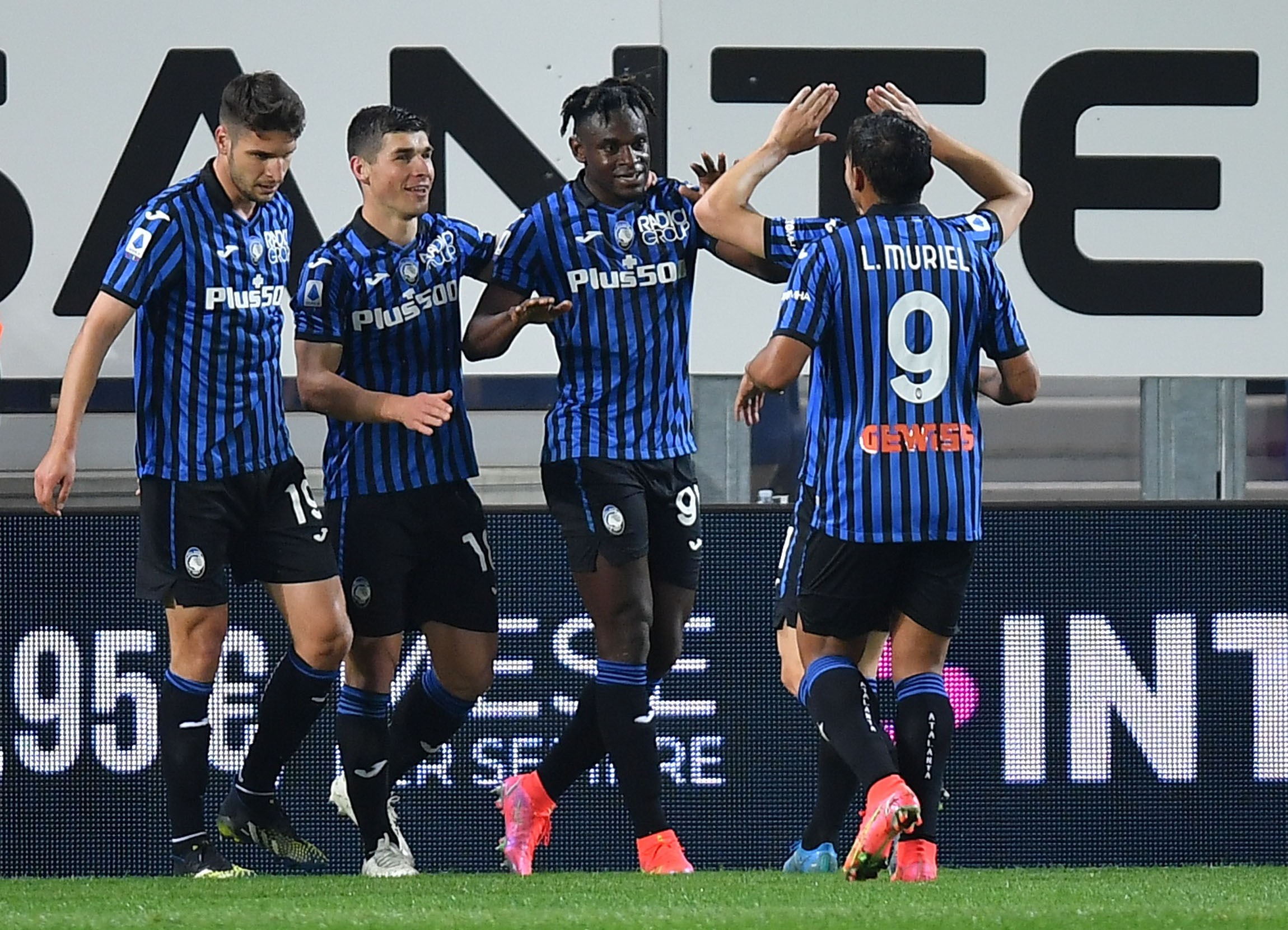 Soccer Football - Serie A - Atalanta v Bologna - Stadio Atleti Azzurri, Bergamo, Italy - April 25, 2021 Atalanta's Duvan Zapata celebrates scoring their fourth goal with teammates REUTERS