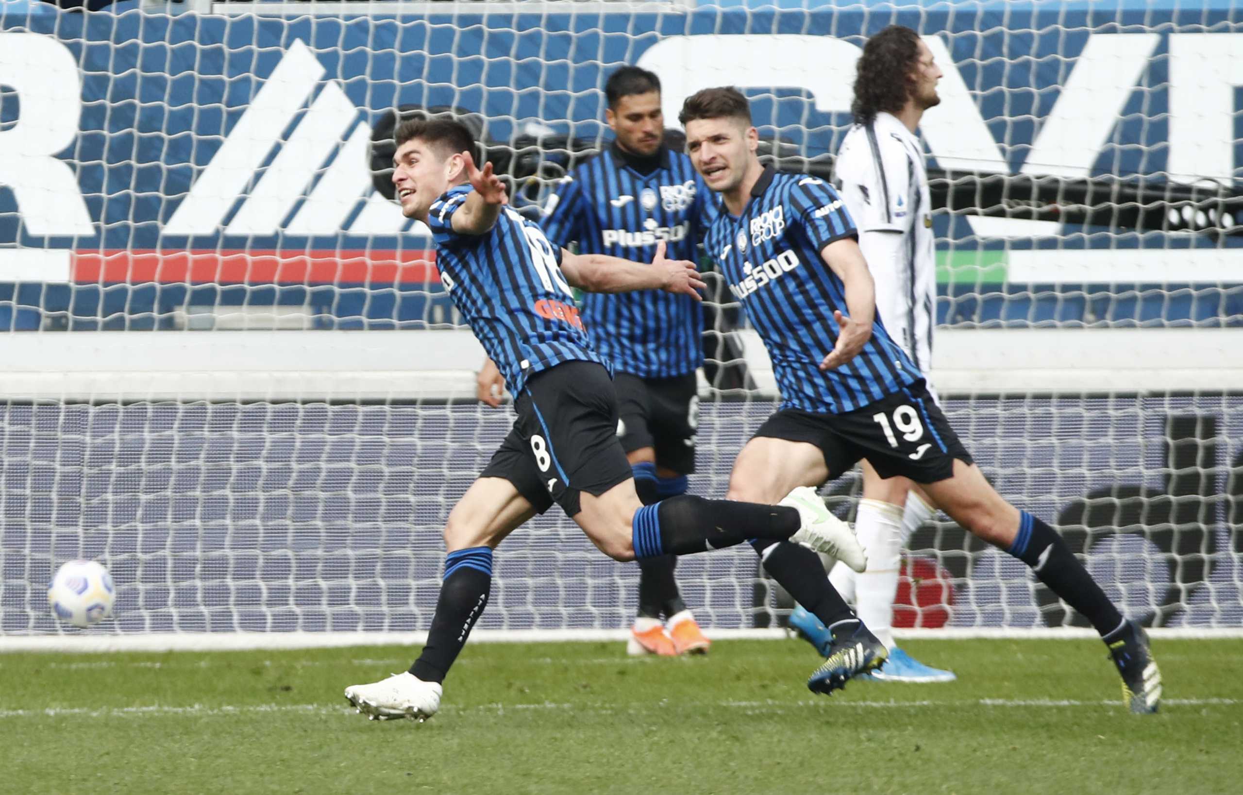 Soccer Football - Serie A - Atalanta v Juventus - Stadio Atleti Azzurri, Bergamo, Italy - April 18, 2021 Atalanta's Ruslan Malinovskyi celebrates scoring their first goal with Berat Djimsiti REUTERS