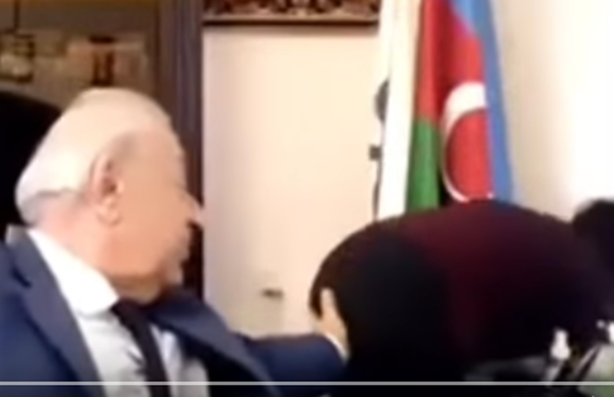 Πρώην Αζέρος βουλευτής «χούφτωσε» online συνεργάτιδά του (video)