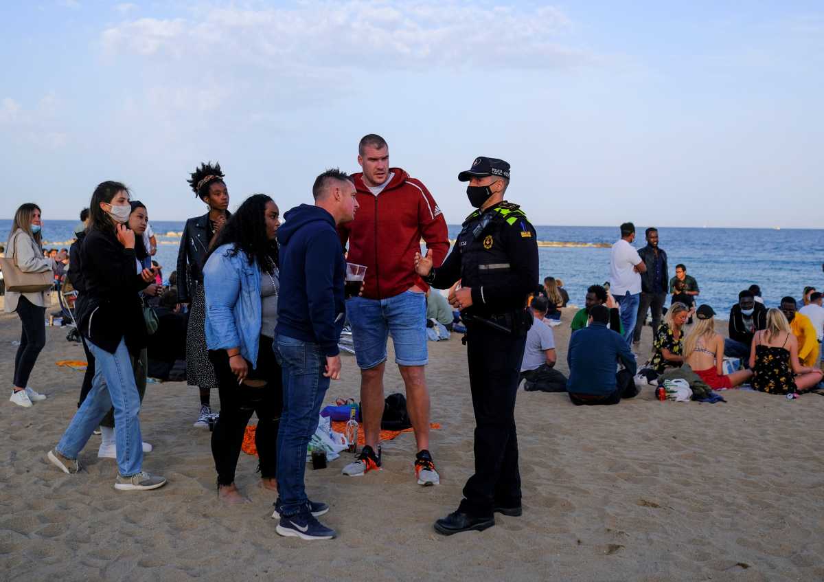 «Χάθηκε» από τον κόσμο η παραλία της Βαρκελώνης: Πάρτι χωρίς μάσκες και αποστάσεις