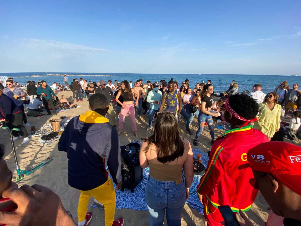 «Χάθηκε» από τον κόσμο η παραλία της Βαρκελώνης: Πάρτι χωρίς μάσκες και αποστάσεις