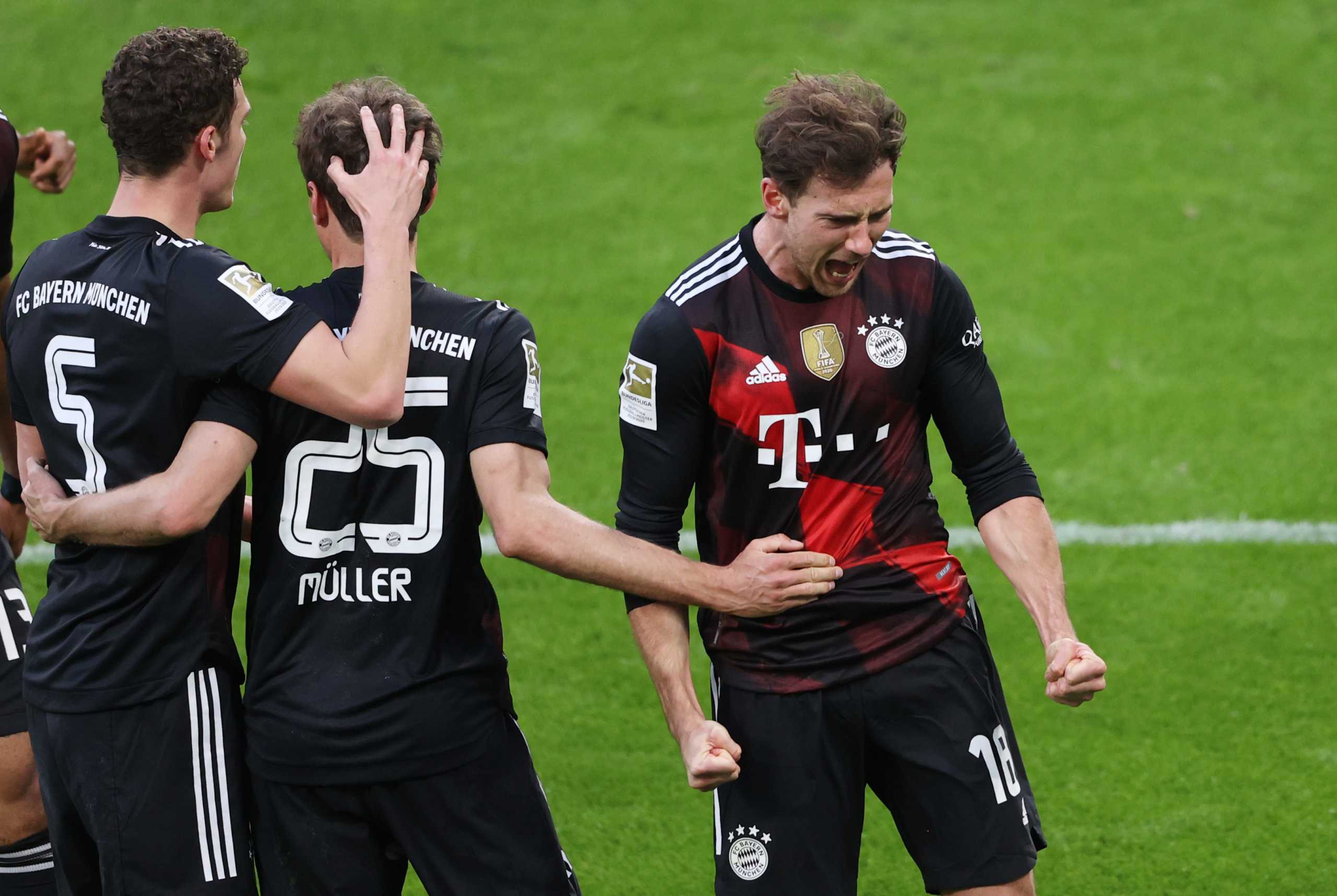 Soccer Football - Bundesliga - RB Leipzig v Bayern Munich - Red Bull Arena, Leipzig, Germany - April 3, 2021 Bayern Munich's Leon Goretzka celebrates scoring their first goal with teammates Pool via REUTERS