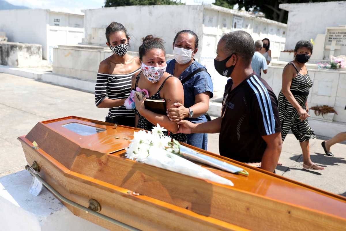 Κορονοϊός: Νέο μαύρο ρεκόρ στη Βραζιλία – 4.000 νεκροί σε μια μέρα, μεταφέρουν πτώματα με λεωφορεία