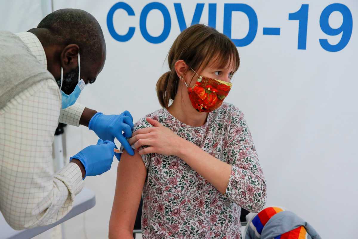Τα εμβόλια κατά της Covid-19 έσωσαν 10.400 ζωές στην Αγγλία